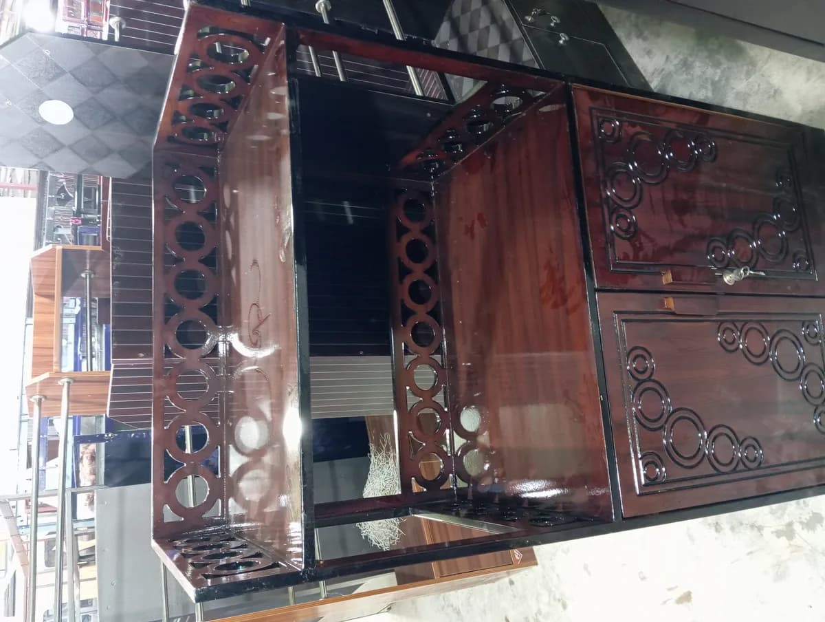 ছোট কাঠের তাক বা কেবিনেট